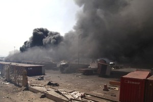 伊朗阿巴斯港发生爆炸，烟雾弥漫。（图：互联网）