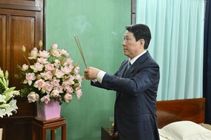 国家主席上香缅怀胡志明主席