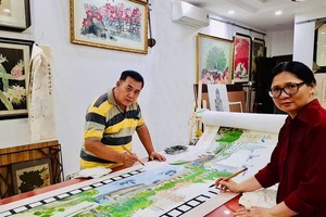 郑钊城与姚金鸾夫妇展示作品。