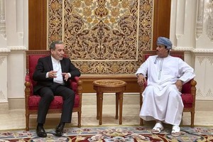 伊朗外长阿拉格齐（左）表示，与美国双方仍存在分歧。（图：AP）