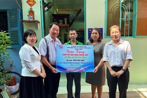 向贫困户移交修缮“温情屋”工程。