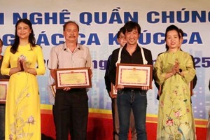 华人歌手、音乐家毕宝藤(右二)获得二等奖。