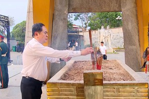 国会主席缅怀广治省英雄烈士