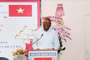 古巴国家副主席萨尔瓦多‧巴尔德斯‧梅萨山在会上致辞。