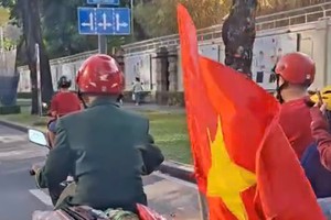 八旬退伍军人骑摩托车从乂安省抵本市出席节日庆典