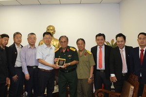 中国代表团与市越中友协双方互赠纪念品。