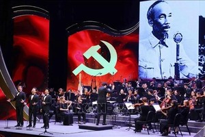 党中央总书记苏林出席'党在大捷的春天'特别文艺晚会