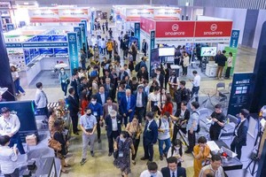 众多国内外人士参观上一届的亚洲智慧城市国际论坛和展览。