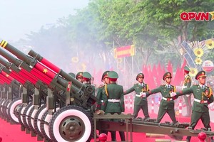 鸣放礼炮庆祝南方解放、国家统一50周年