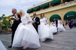 香港 50 对银发夫妻黄金海岸婚纱留影