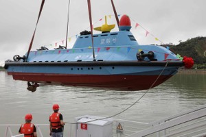 全球首艘高速可潜无人艇下水。（图：互联网）