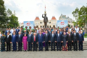 党中央总书记苏林与代表团在本市胡志明主席塑像台前留影。