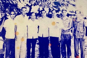 已故总书记阮文灵（中）探望华人干部。