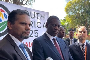 南非副总统马沙蒂莱（左二）当地时间周二，在比勒陀利亚参加20国集团（G20）智库论坛非洲高级别对话时接受媒体采访。（图：中新社）