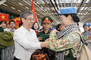 依依不舍欢送参加阅兵游行力量