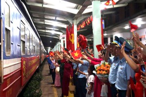 大批群众和部队来到边和火车站送别阅兵队伍。