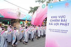 众多僧尼、佛教信徒及民众排队以瞻拜佛陀舍利子。