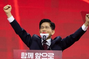 5月3日，在韩国高阳举行的韩国国民力量党大会上，金文洙庆祝成为总统候选人。（图：新华社）