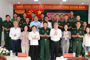 市委副书记阮福禄向昆仑岛干部、战士赠送礼物。