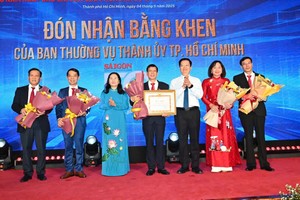 政府副总理梅文政与市人民议会主席阮氏丽向西贡解放报颁赠市委常委会的奖状。