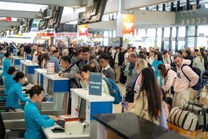 5月4日，假期最后一天的内牌机场人潮拥挤。