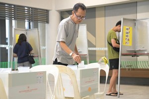 5月3日，选民在新加坡一处投票站参加投票。（图：新华社）