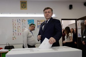 5月4日，罗马尼亚前进选举联盟候选人克林·安东内斯库在首都布加勒斯特一处投票站参加总统选举投票。（图：新华社）