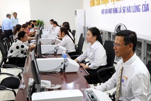 职能机关为民众和企业解决行政手续工作。