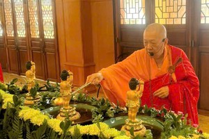 普觉山草堂禅寺住持释了明法师主持浴佛法会。