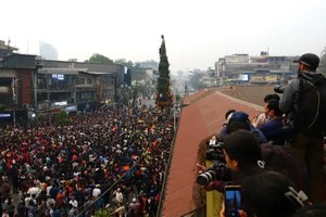 4月5日在尼泊尔加德满都，尼泊尔迎来一年一度的战车节，民众拉著约9.75公尺高的神像战车进行巡游，吸引大批民众及外国游客围观。（图：中新社）