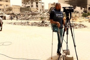 联合国新闻 巴勒斯坦记者萨米·谢哈达在加沙的一次袭击中失去了一条腿。（图：联合国）