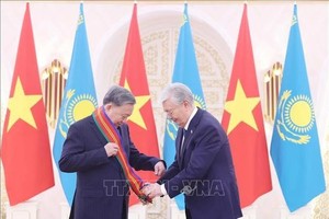 党中央总书记苏林荣获多斯特克一级友谊勋章。（图：越通社）