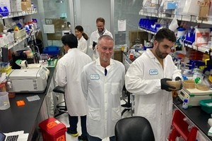 佛里迪(中)多年来反覆注射多种毒蛇的毒液。