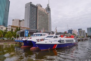 停泊在白腾码头的GreenlinesDP高速船。（图：光定）