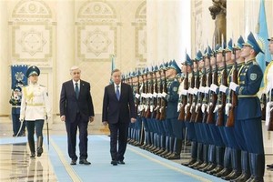 哈萨克斯坦为越南共产党中央总书记苏林举行隆重欢迎仪式。（图：越通社）