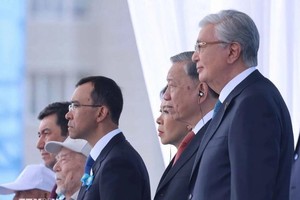 党中央总书记苏林出席在哈萨克斯坦举行的纪念反法西斯卫国战争胜利80周年阅兵式。（图：越通社）