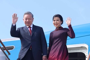 苏林总书记携夫人抵达首都巴库盖达尔·阿利耶夫国际机场。（图：越通社）