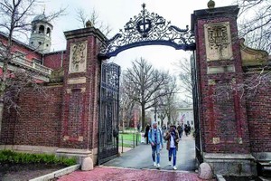 美国哈佛大学校园的一处大门。（图：互联网）