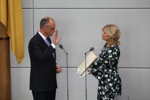 5月6日，在德国首都柏林的国会大厦，默茨（左）宣誓就职。（图：新华社）