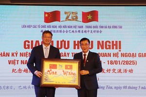 巴地-头顿省越中友好协会主席黄文名向中国驻胡志明市总领事魏华祥赠送纪念品。