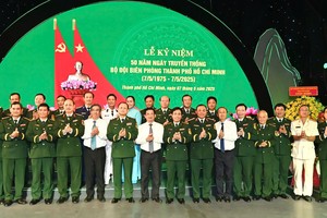 市领导同与会代表合影留念。（图：越勇）