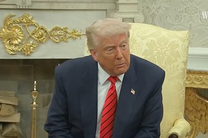 美国总统特朗普当地时间6日表示，胡塞武装已经宣布他们不会再袭击并炸毁船只，美国会尊重他们的承诺，相信他们所说的话。（图：WSJ 视频截图）