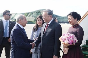 阿塞拜疆第一副总理亚古布·埃尤博夫在首都巴库的盖达尔·阿利耶夫国际机场迎接越南共产党中央总书记苏林和夫人。（图：越通社）