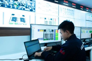 越南军队电信工业集团技师在数据中心工作。