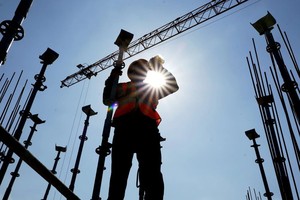 工人们在烈日下工作。（图：越通社）