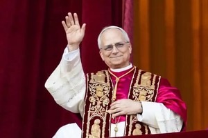 5月8日，在梵蒂冈城，来自美国的枢机主教罗伯特·普雷沃斯特当选新一任天主教罗马教皇后向民众致意。（图：新华社）