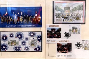 兰斯中央邮局展示的邮票图稿和首日封。（图：互联网）