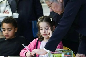 “女孩与数学”计划将通过三大行动核心，动员教育界和家长，引导更多女生接受工程与数字科学方面的教育。（图：AFP）