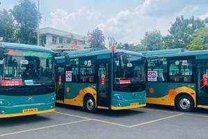 芳庄公司电动巴士在本市为乘客服务。