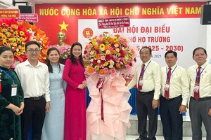 第五郡第十四坊领导祝贺张氏宗祠新届理事会。